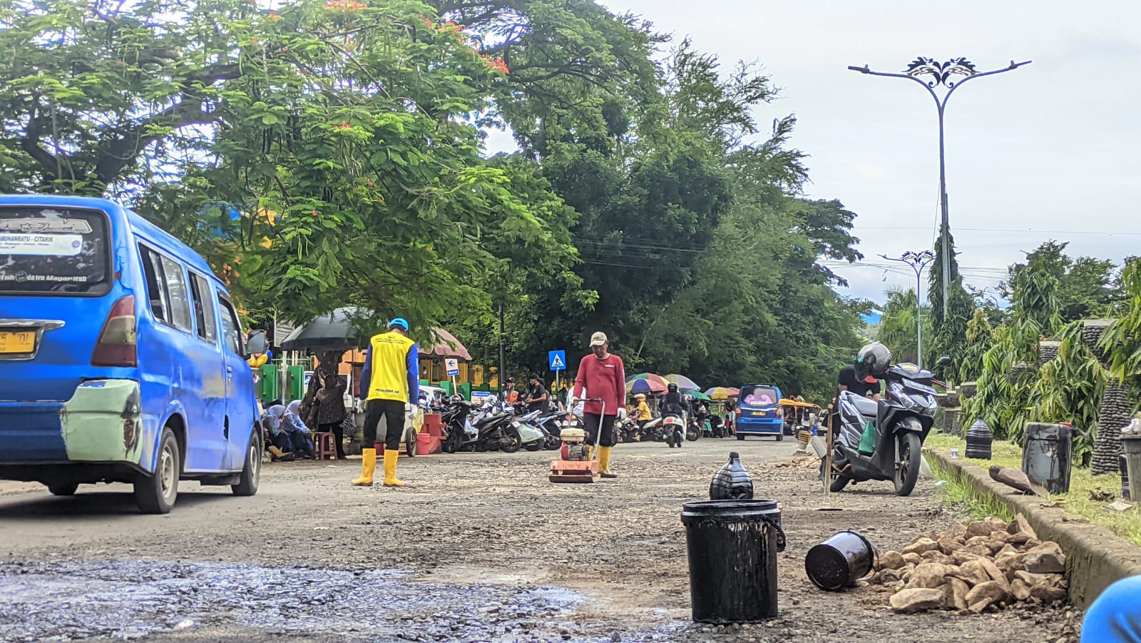 UPTD PU Wilayah IV Perbaiki Jalan Berlubang di Depan RSUD Palabuhanratu