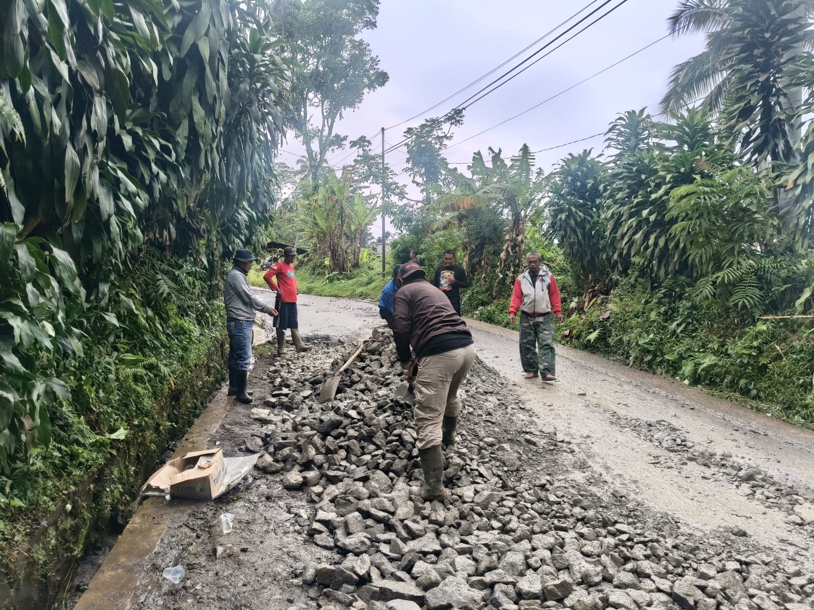 Respon Cepat Pemdes Kabandungan: Perbaikan Darurat Jalan Cipanas Dimulai Usai Viral di Medsos