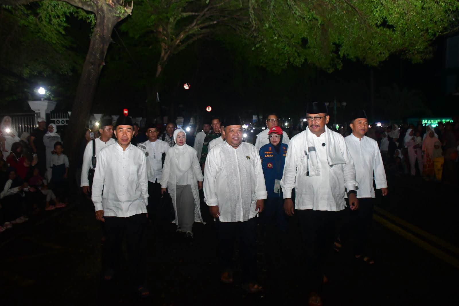 Ketua DPRD Budi Azhar dan Bupati Sukabumi Satu Barisan di Pawai Obor 1 Muharram