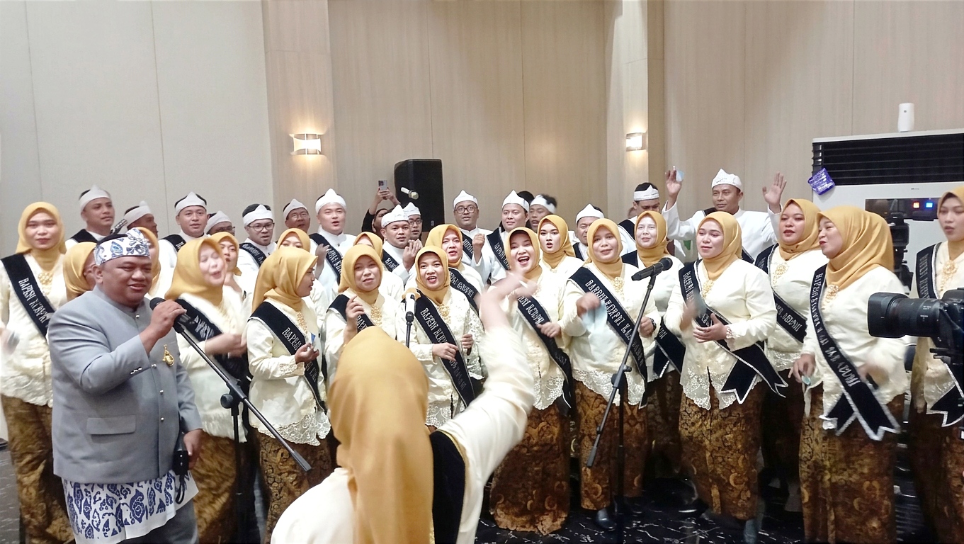 Saat 35 Personel Bapeni Bernyanyi, Ketua DPRD Sukabumi Ikut Larut dalam Suasana